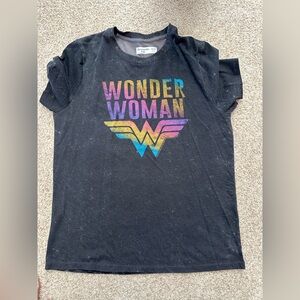 NWOT Abercrombie Kids Wonder Woman T Shirt Rainbow Logo Graphic Black‎ 13/14